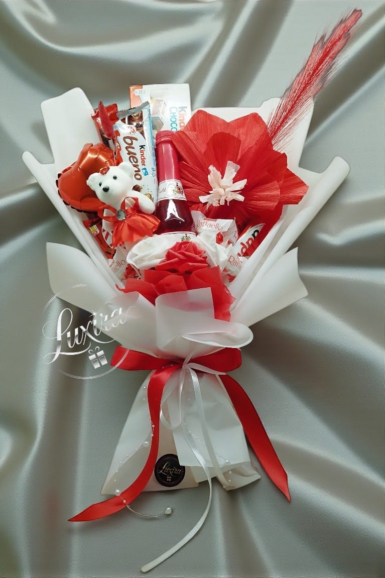 Romantická darčeková kytica pre ženu so sladkosťami a vínom