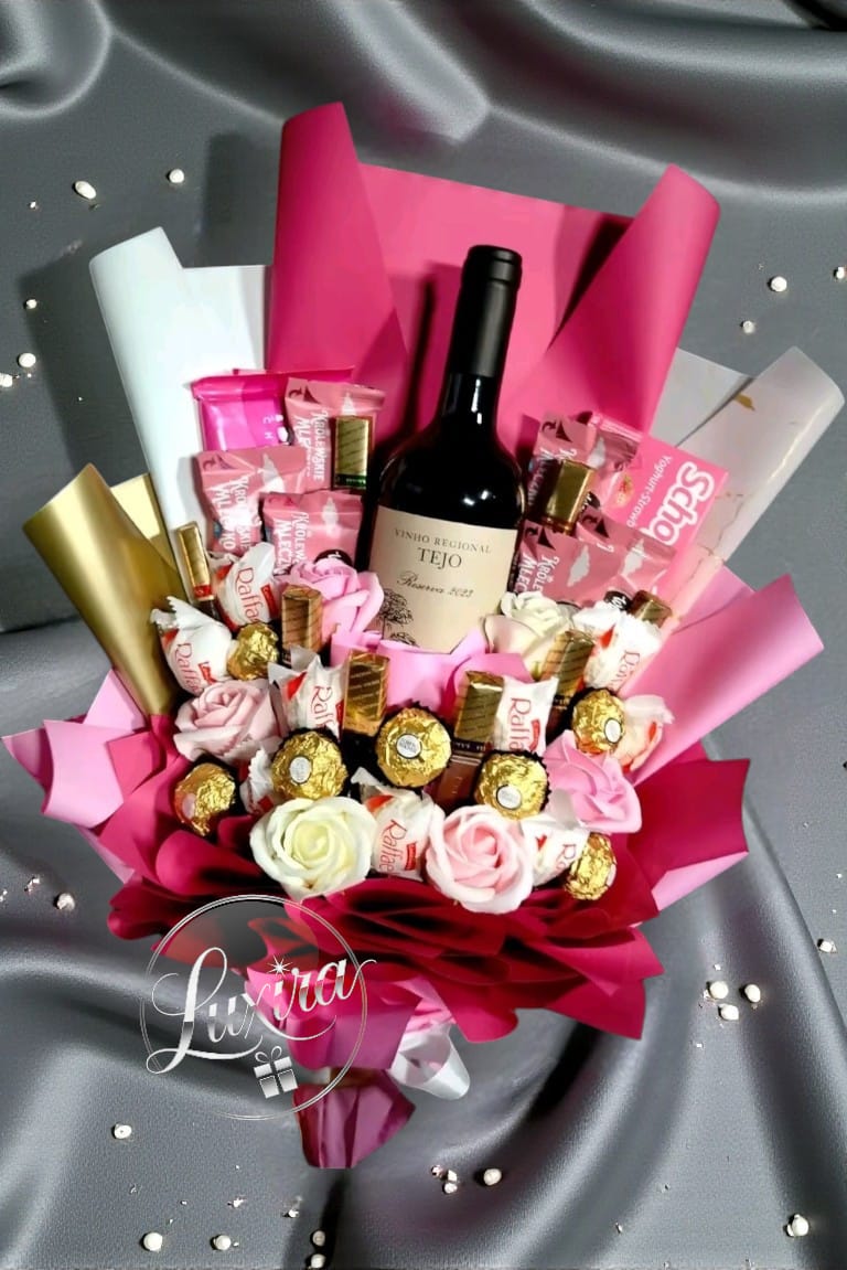 Luxusná darčeková kytica pre ženu s vínom a sladkosťami