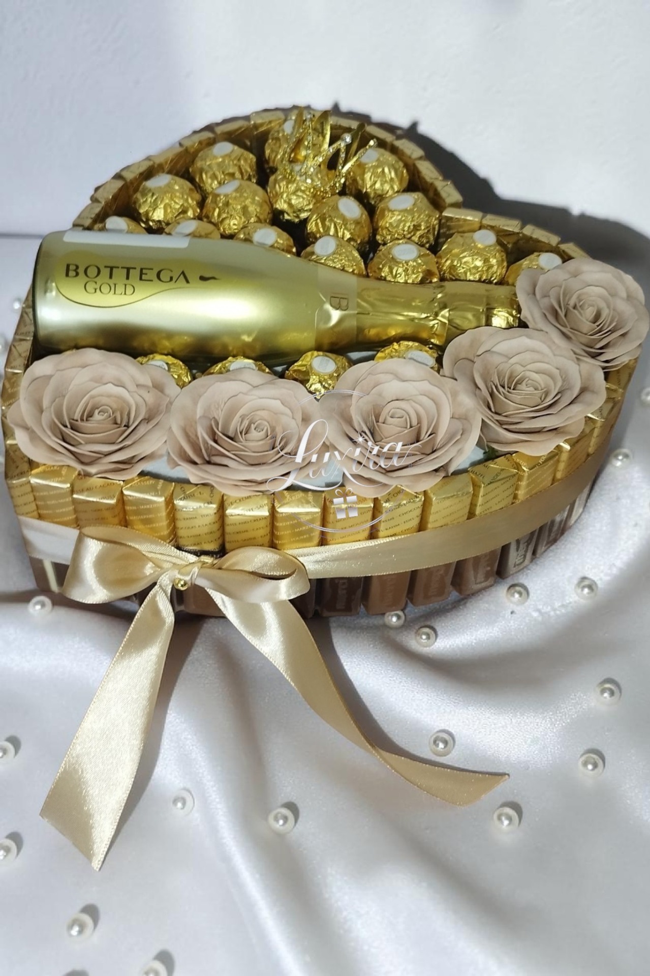 Luxusná Merci torta s Ferrero Rocher, Bottega Gold a mydlovými ružami