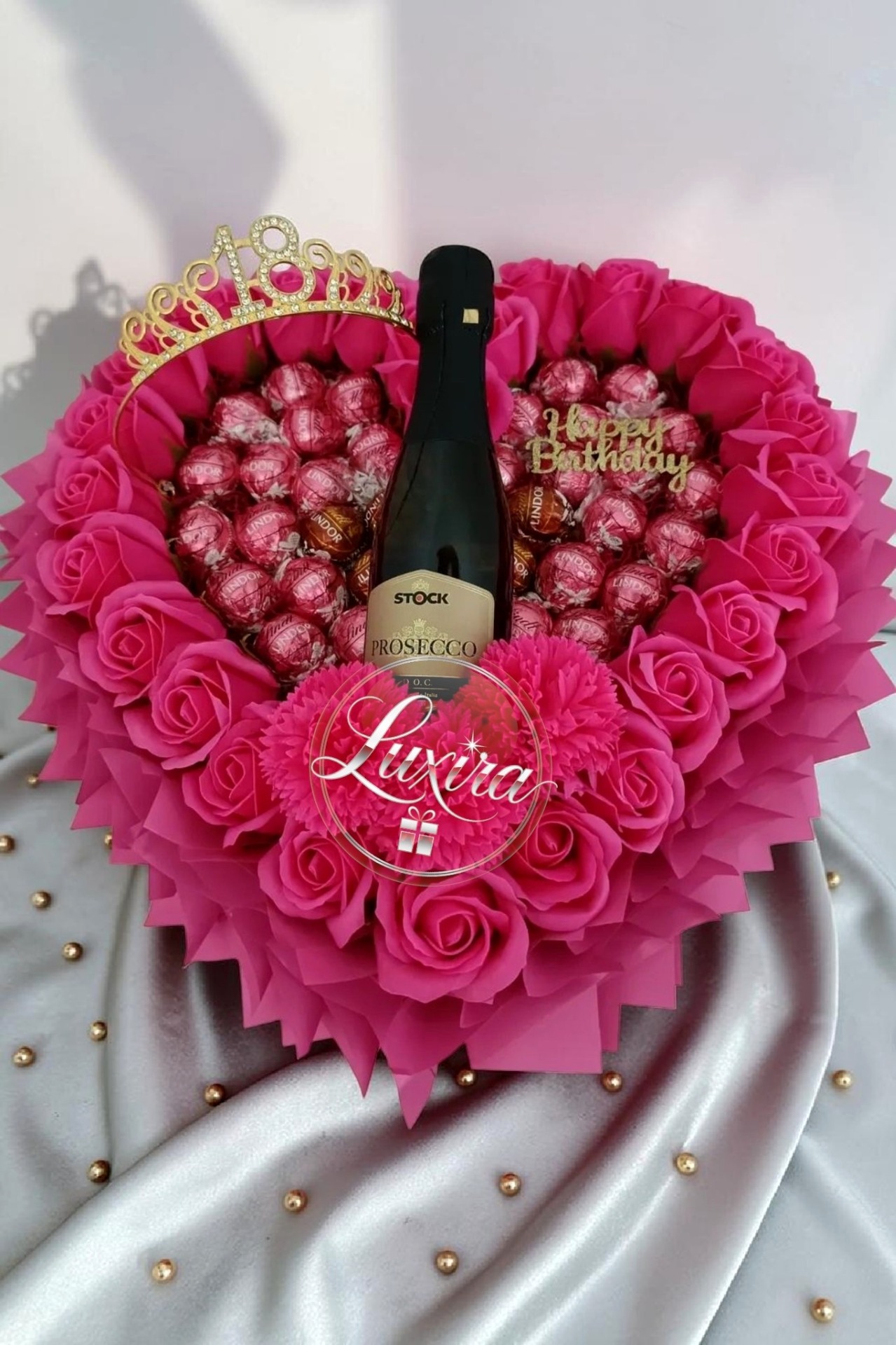 Ružová luxusná kytica  s čokoládovými pralinkami, šampanským Prosecco a zlatou korunou